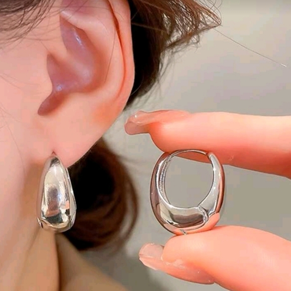 NEW! Antropologie Silver Plated Minimalist Chunky Graduated Huggie Hoop Earrings - Picture 2 of 5